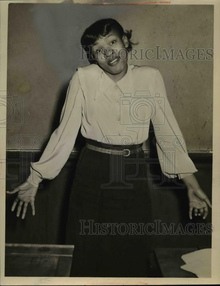 Press Photo Glenville High School Bernice Young demonstrates a Gallic shrug