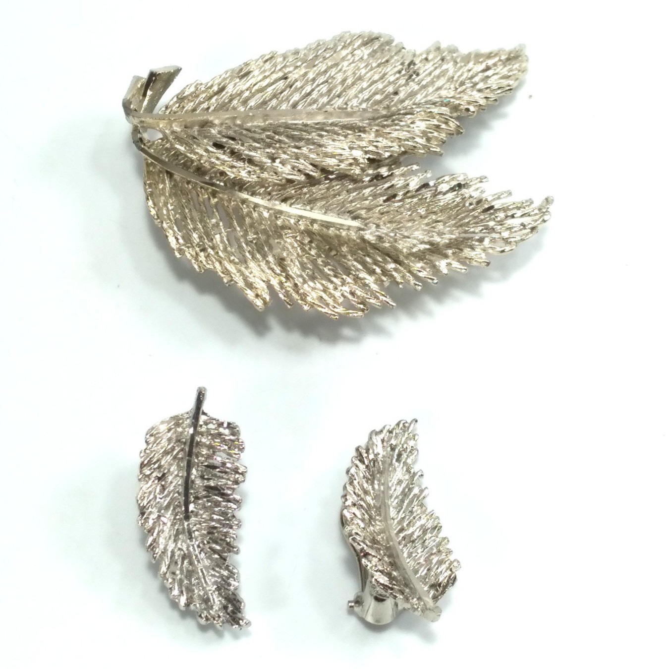 Matching 3 Piece Set Brooch & Clip On Earrings of Silver Tone Feathers Jewelry