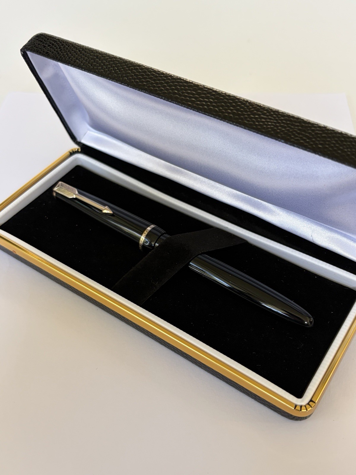 Vintage 1950’s Parker Duofold Junior,  14k No. 10 Nib,  UK Working Pli-Glass Sac
