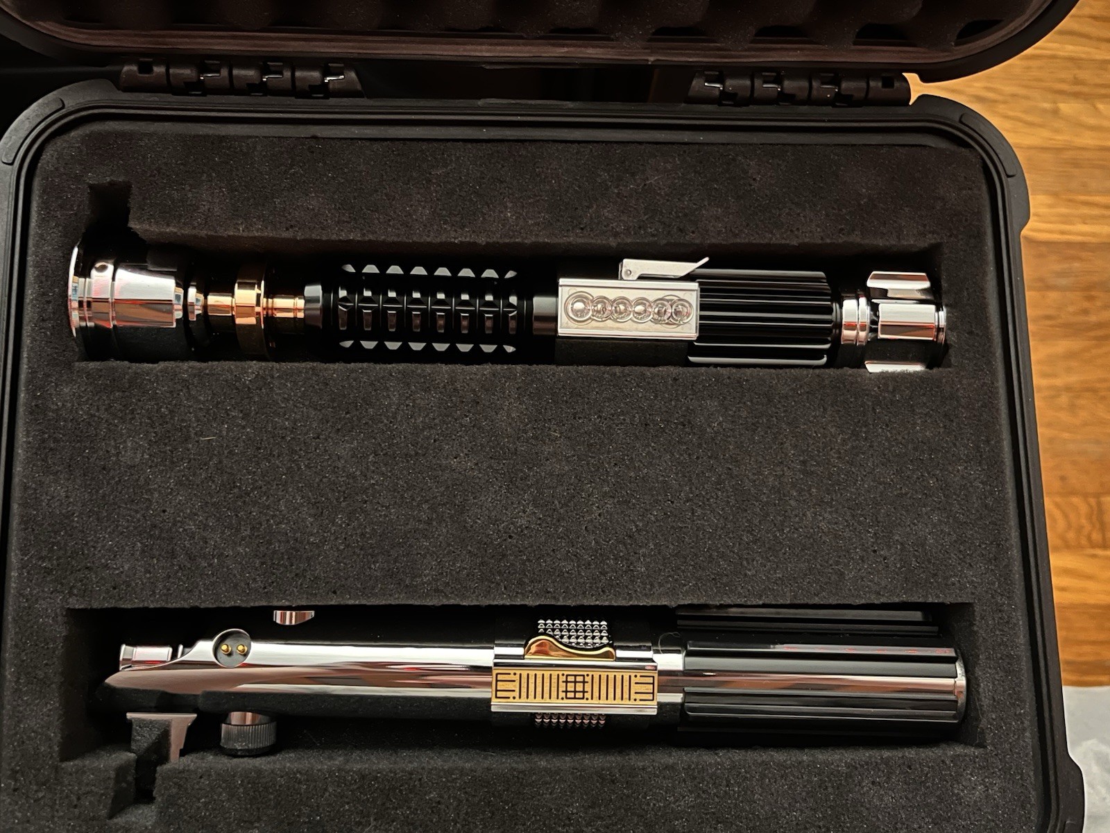 Replica Anakin & Obi-Wan Lightsabers Perfect Condition. Custom Case. READ DESCRI