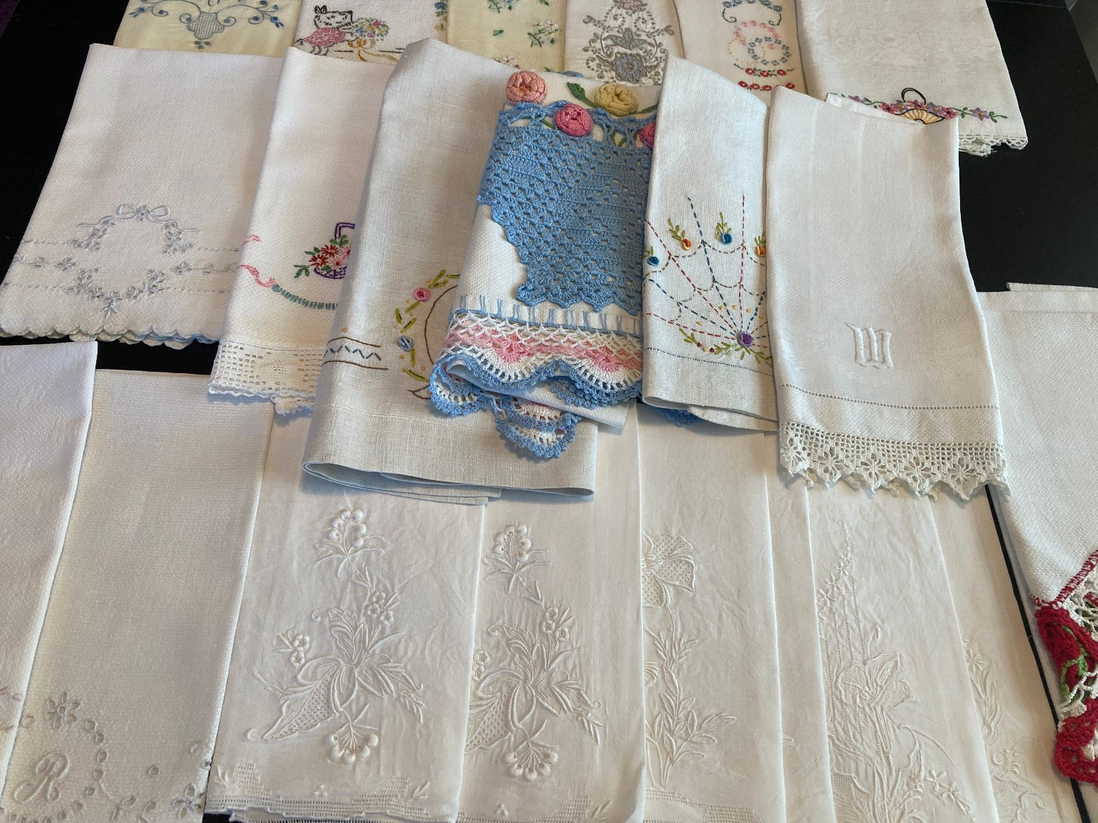 GORGEOUS LOT OF *25* VINTAGE HAND EMBR/CUTWORK/CROCHET FINGERTIP/GUEST TOWELS GORGEOUS LOT OF *25* VINTAGE HAND EMBR/CUTWORK/CROCHET FINGERTIP/GUEST TOWELS