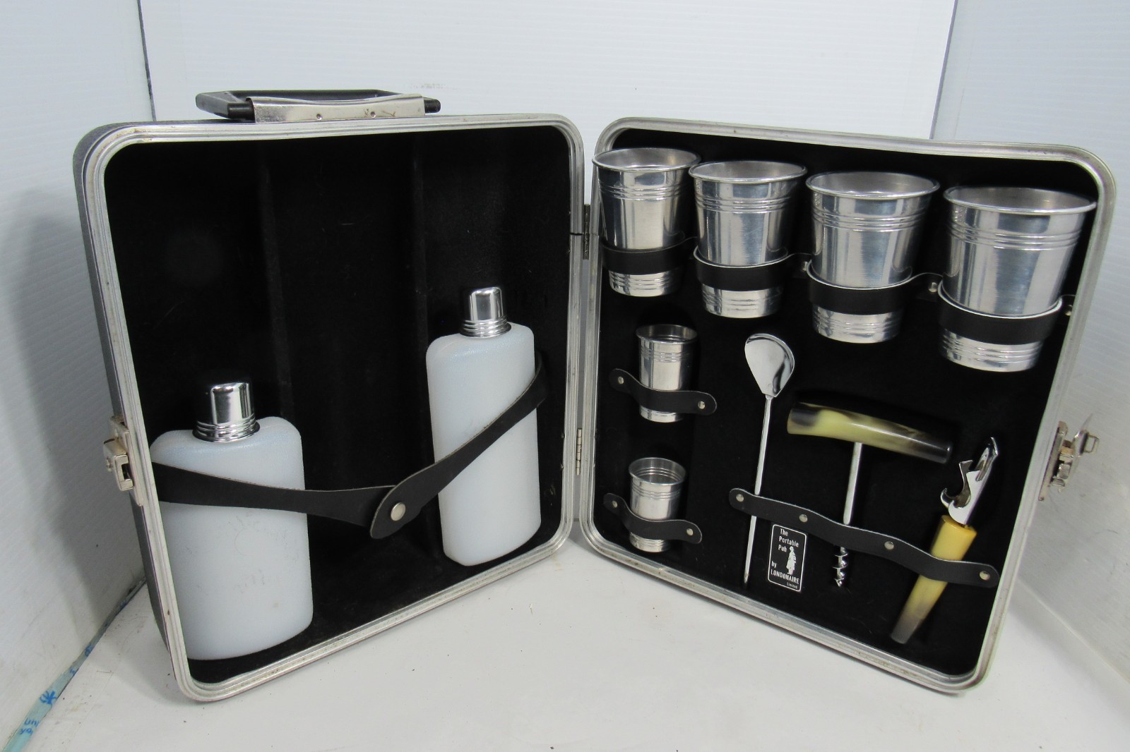 The Portable Pub By Londonaire Ltd 1960's Portable Bar -100% Complete The Portable Pub By Londonaire Ltd 1960's Portable Bar -100% Complete