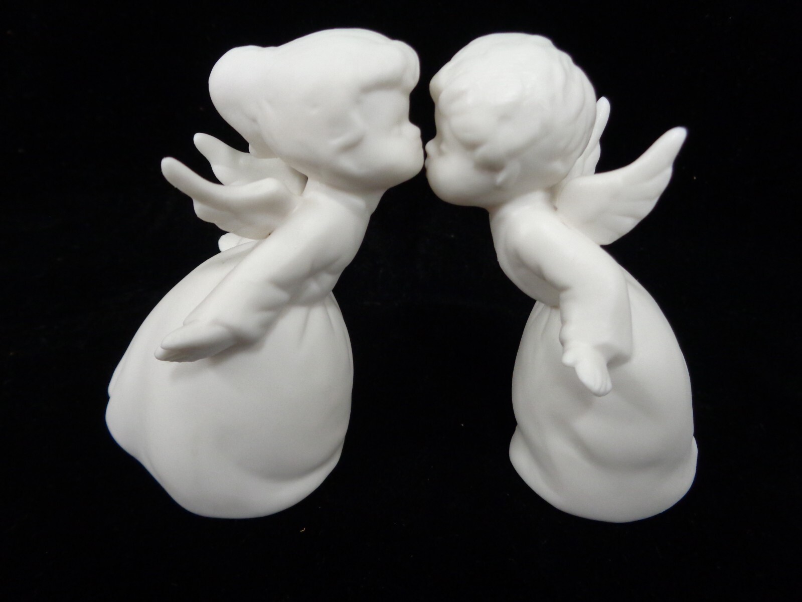 Vtg Porcelain Bisque Kissing Angels Figurines - Boy & Girl - Christmas - 3.5\