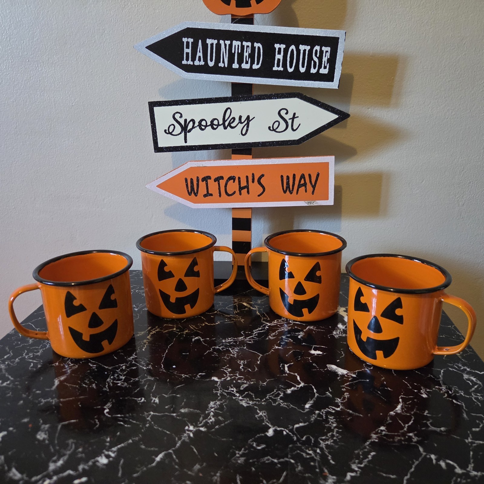 VINTAGE MIDWEST ORANGE BLACK ENAMEL HALLOWEEN JACK-O-LANTERN 4 TIN PUMPKIN MUGS