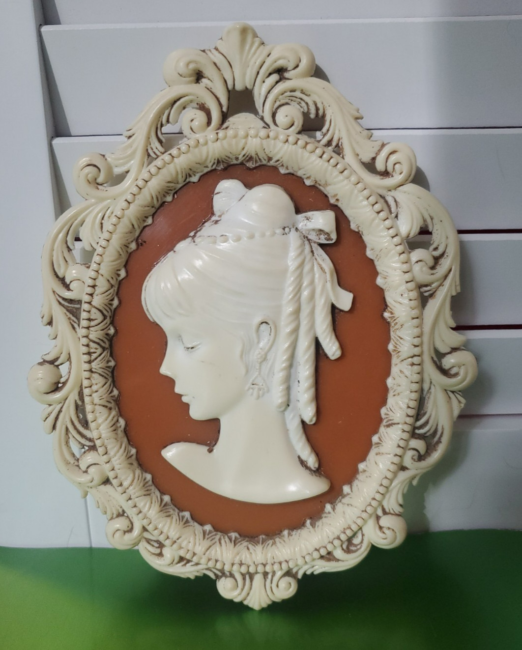 VTG Faux Cameo Wall Plaque Plastic Oval Woman Profile Frame Made in Taiwan