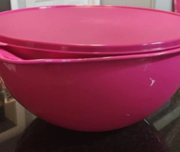 Tupperware PINK THATSA BOWL MIXING BOWL RARE 32 CUPS NEW