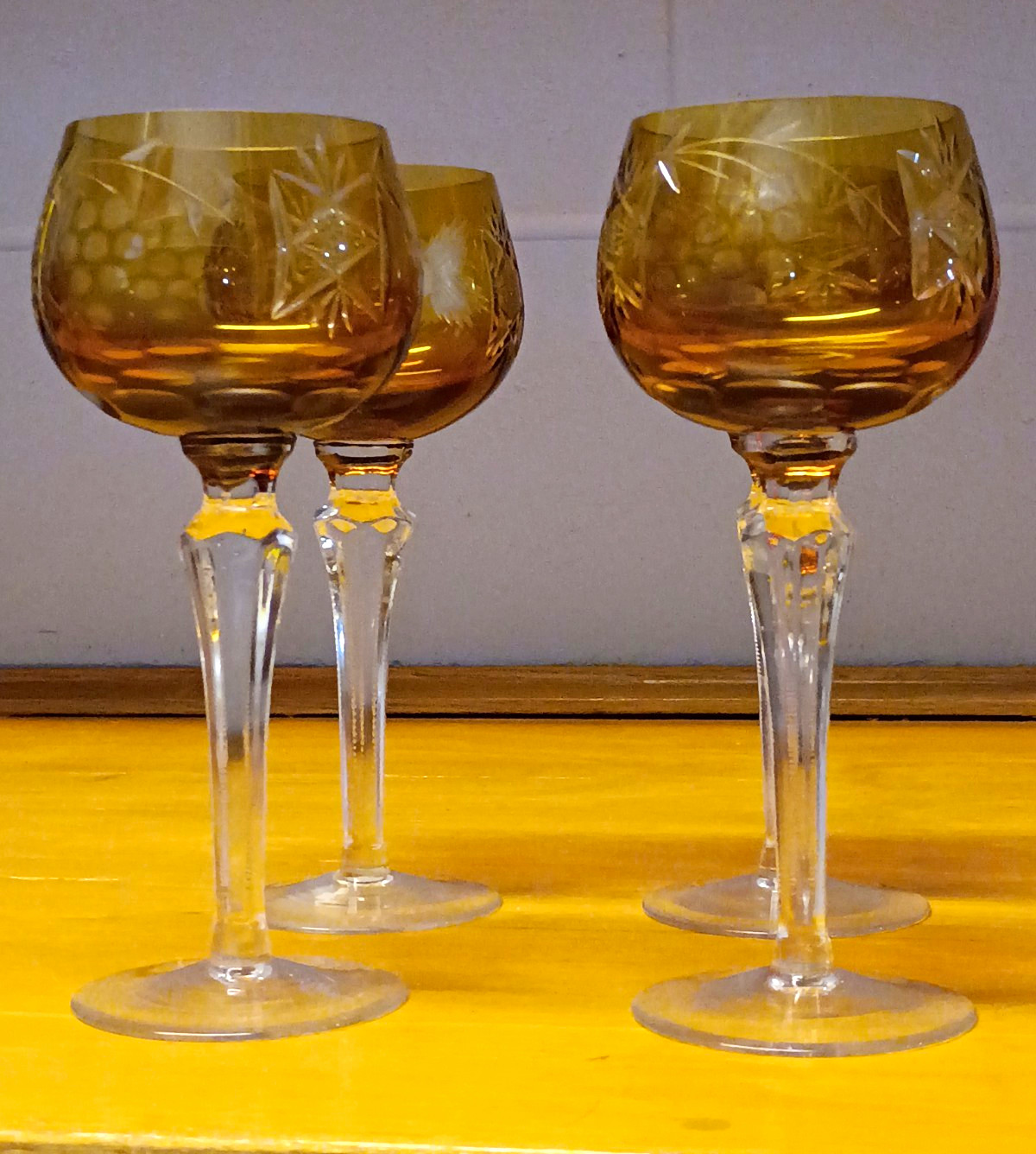 Set of 4 Amber Etched Starburst Wine Glasses with Clear Stems