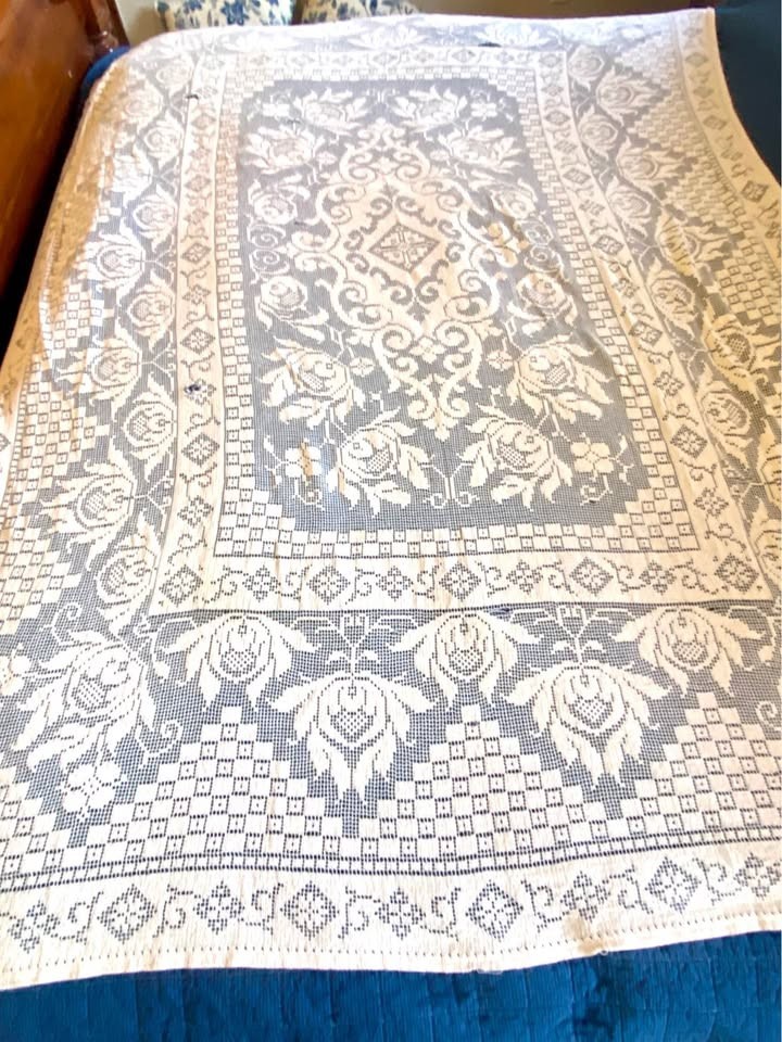 VINTAGE IVORY LACE TABLECLOTH. CUT IT OR MEND IT