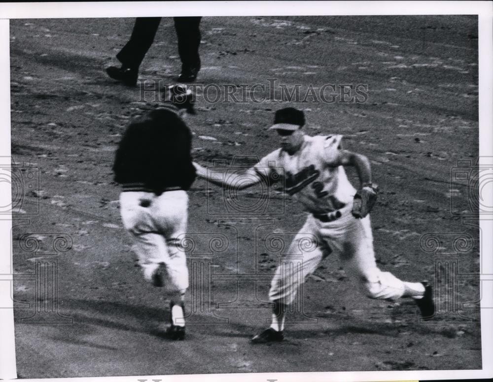 1962 Press Photo Orioles 2nd baseman Johnny Temple tags out Frank Baumann