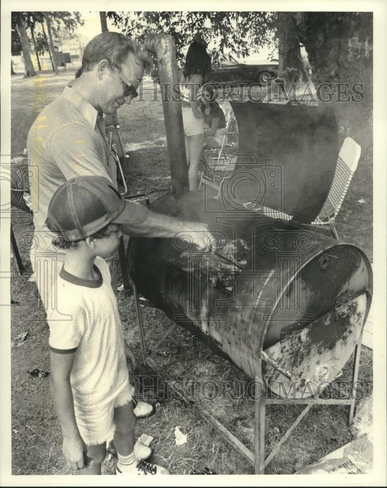 1979 Press Photo Cookout for the Fourth of July, New Orleans - nob08842 1979 Press Photo Cookout for the Fourth of July, New Orleans - nob08842