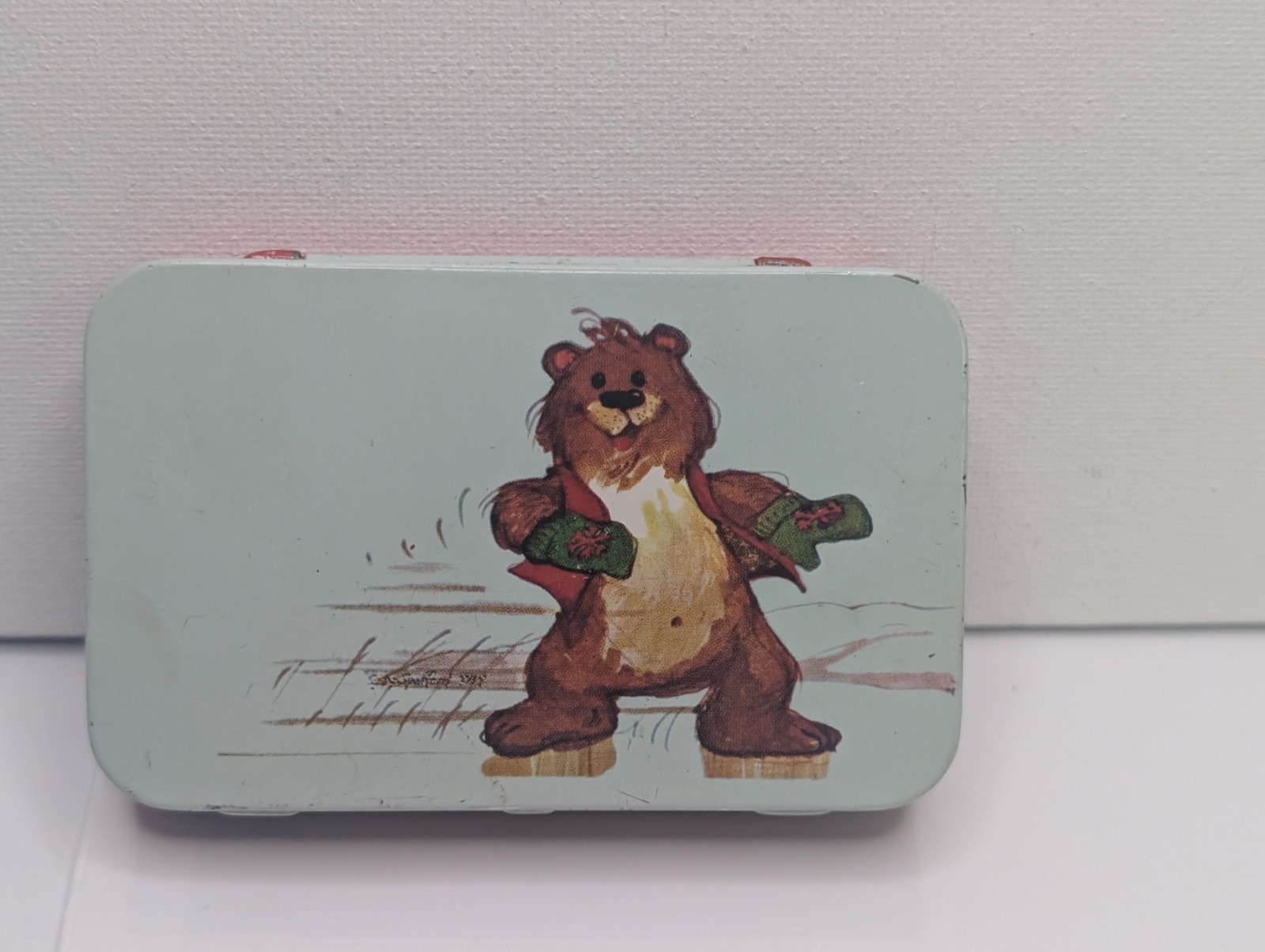 Vintage 1979 Suzy\'s Zoo Enesco Hinged Metal Tin Bear Hong Kong Collectible