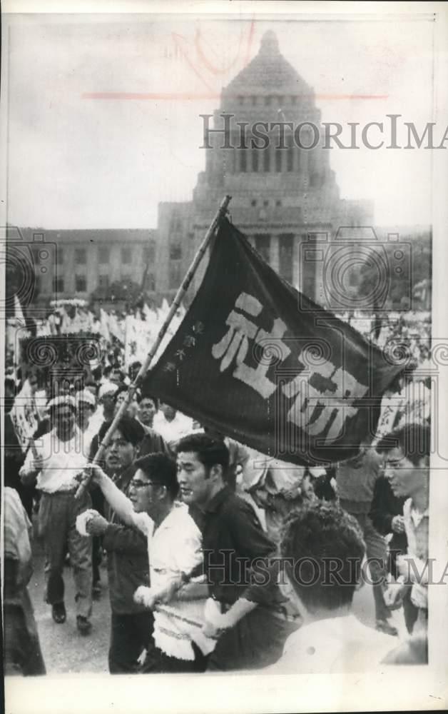 1960 Press Photo Protestors at Tokyo\'s parliament building, Japan - mjx86425