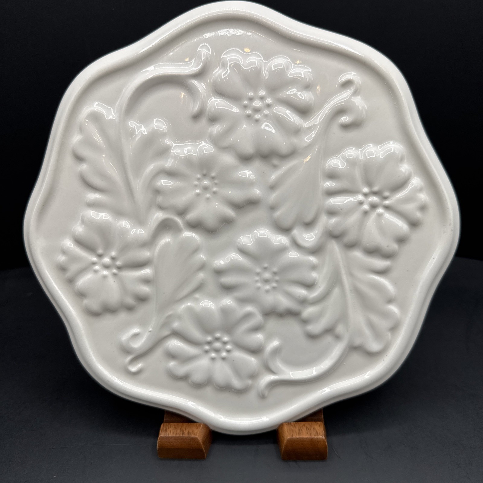 Pfaltzgraff White Floral Embossed Relief Plate Scalloped Edge 8\
