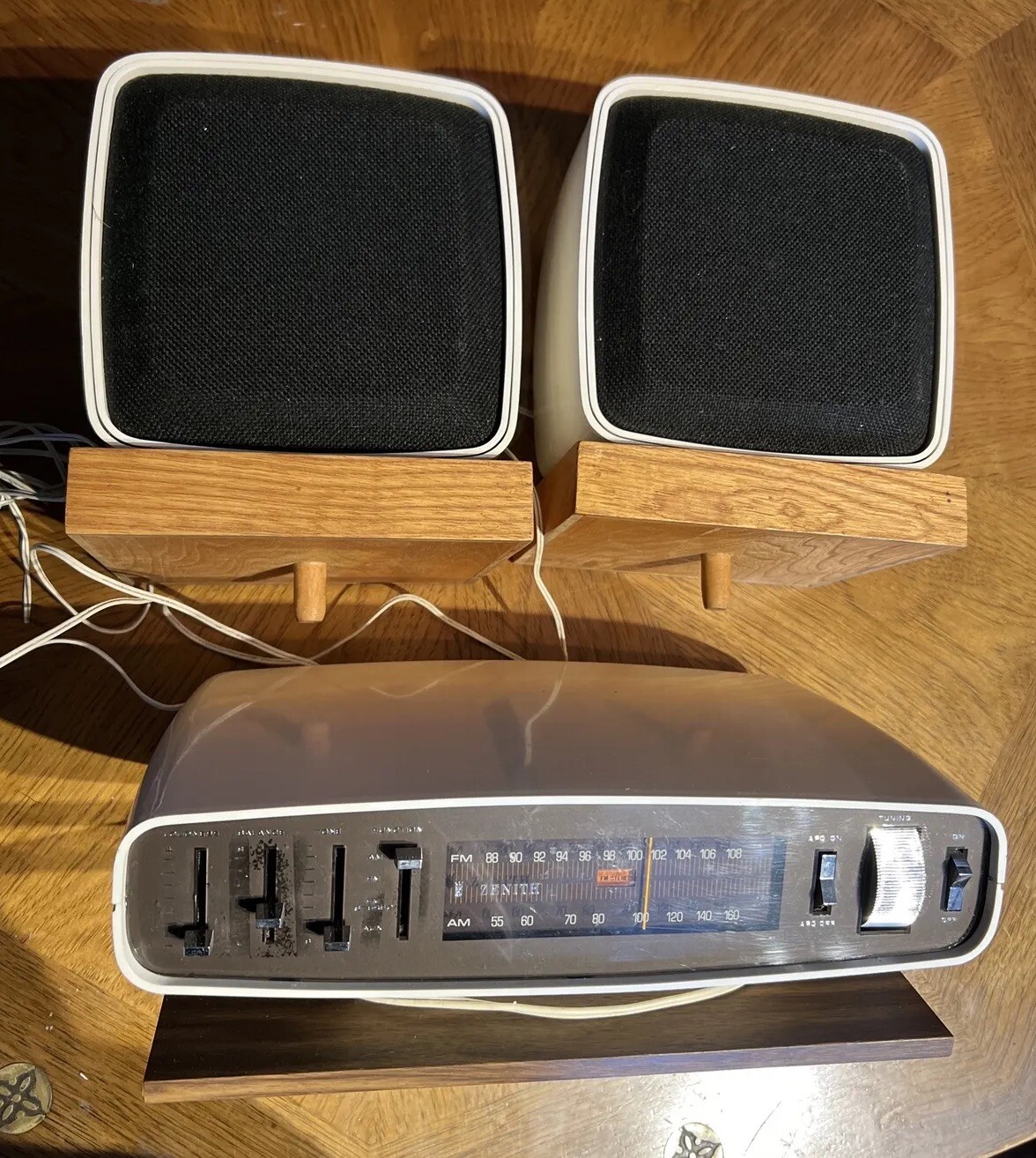Vintage Zenith E-441W X-Tube Table AM/FM Radio #CO235361
