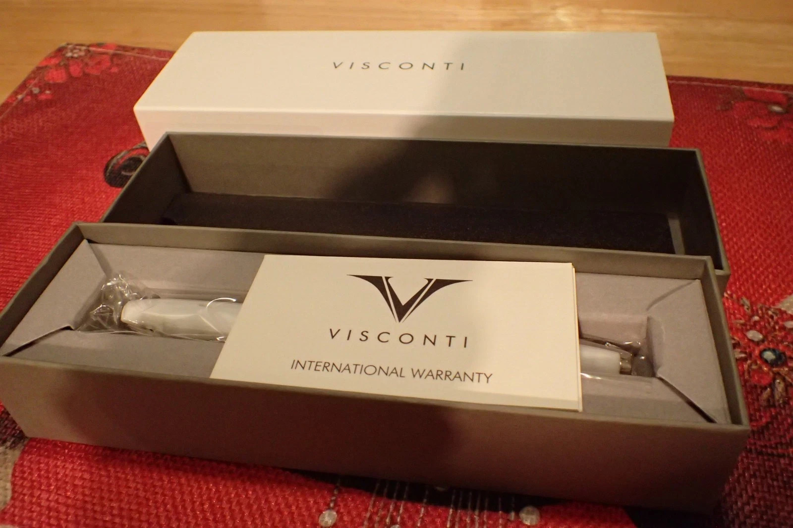Visconti 'Venus' White Medium Nib Fountain Pen Brand New Visconti 'Venus' White Medium Nib Fountain Pen Brand New