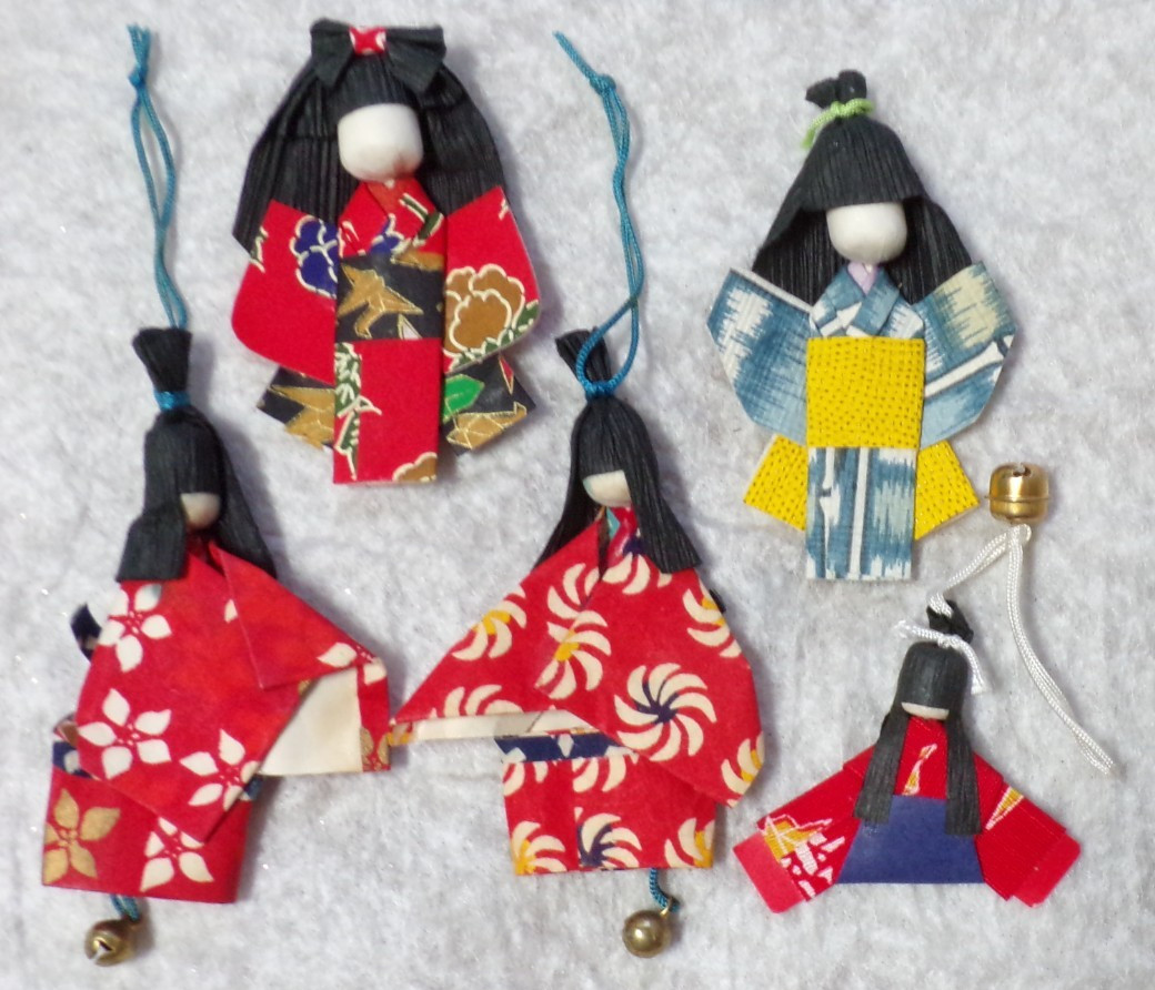 5 VINTAGE JAPANESE MINIATURE ORIGAMI WASHI FLAT PAPER DOLLS IN KIMONO WITH BELLS