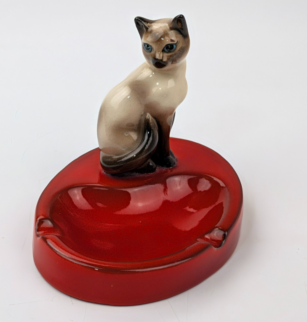 Brad Keeler Ceramic Siamese Cat on Ming Dragonblood Red GLAZED ASHTRAY Figurine Brad Keeler Ceramic Siamese Cat on Ming Dragonblood Red GLAZED ASHTRAY Figurine
