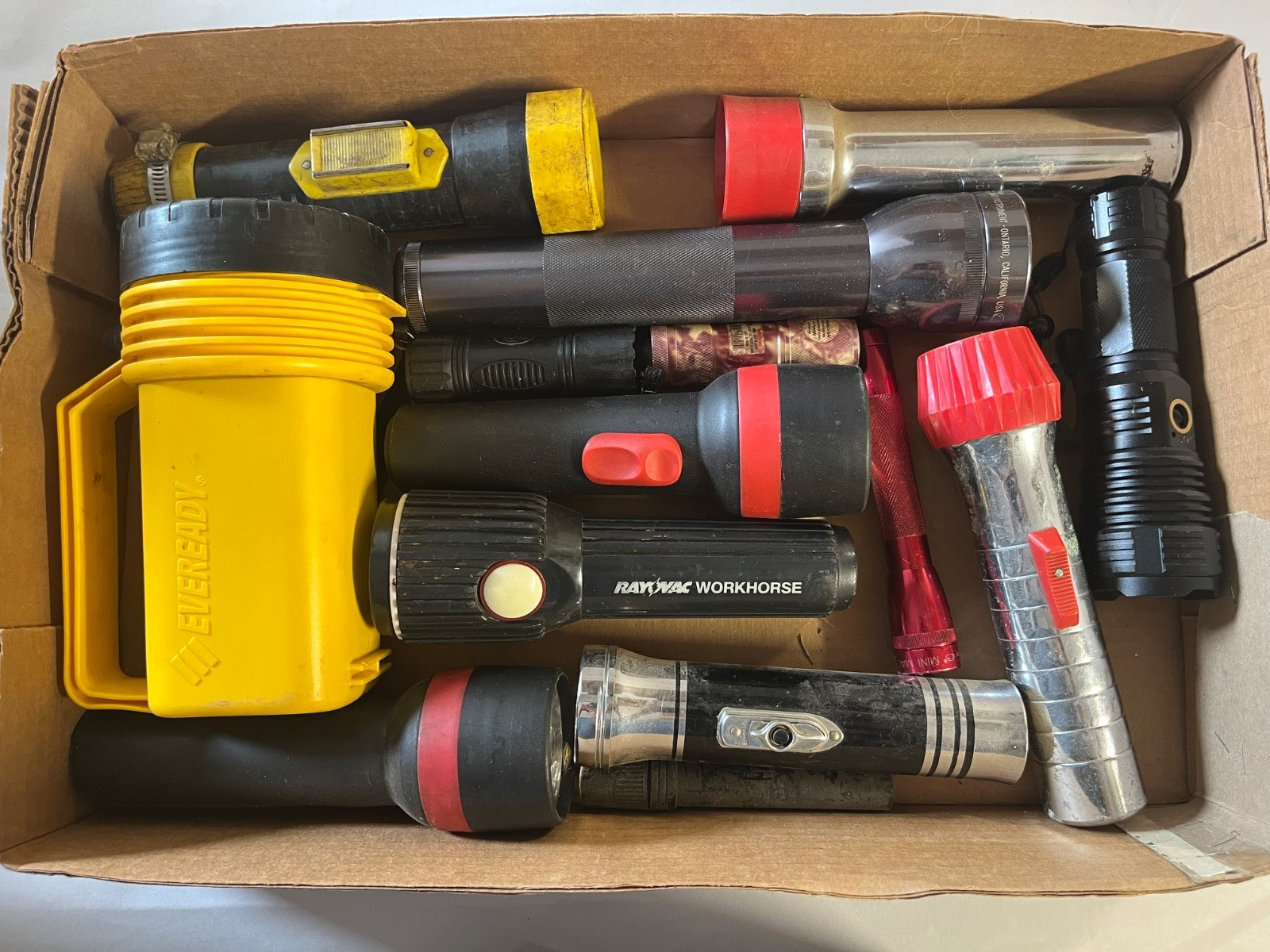 lot of 13 Vintage Flashlights RAY-O-VAC  EVEREADY Mag Lite - UNTESTED
