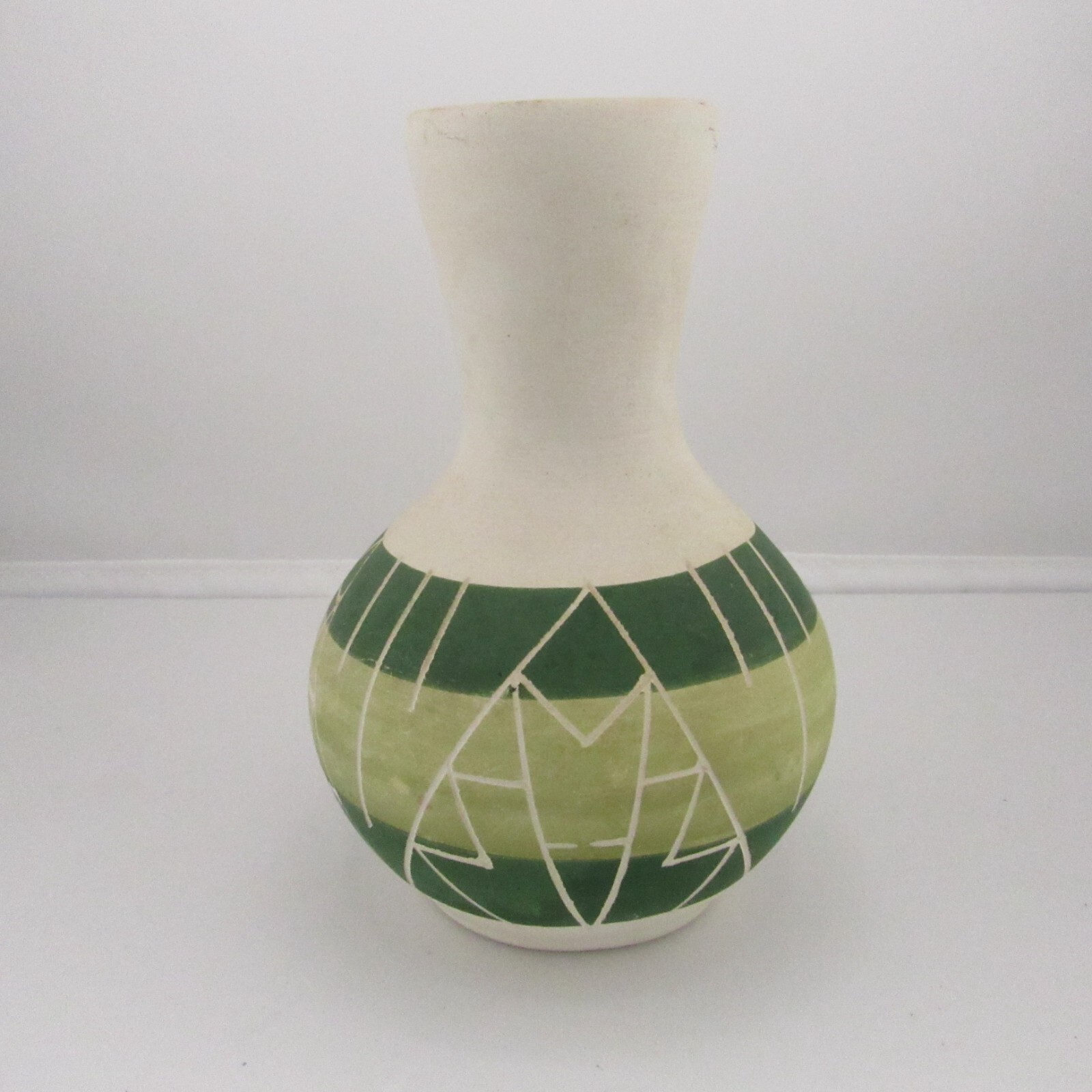 Native American Sioux Indian Pottery White and Green Vase Signed Ramona SPRCSD