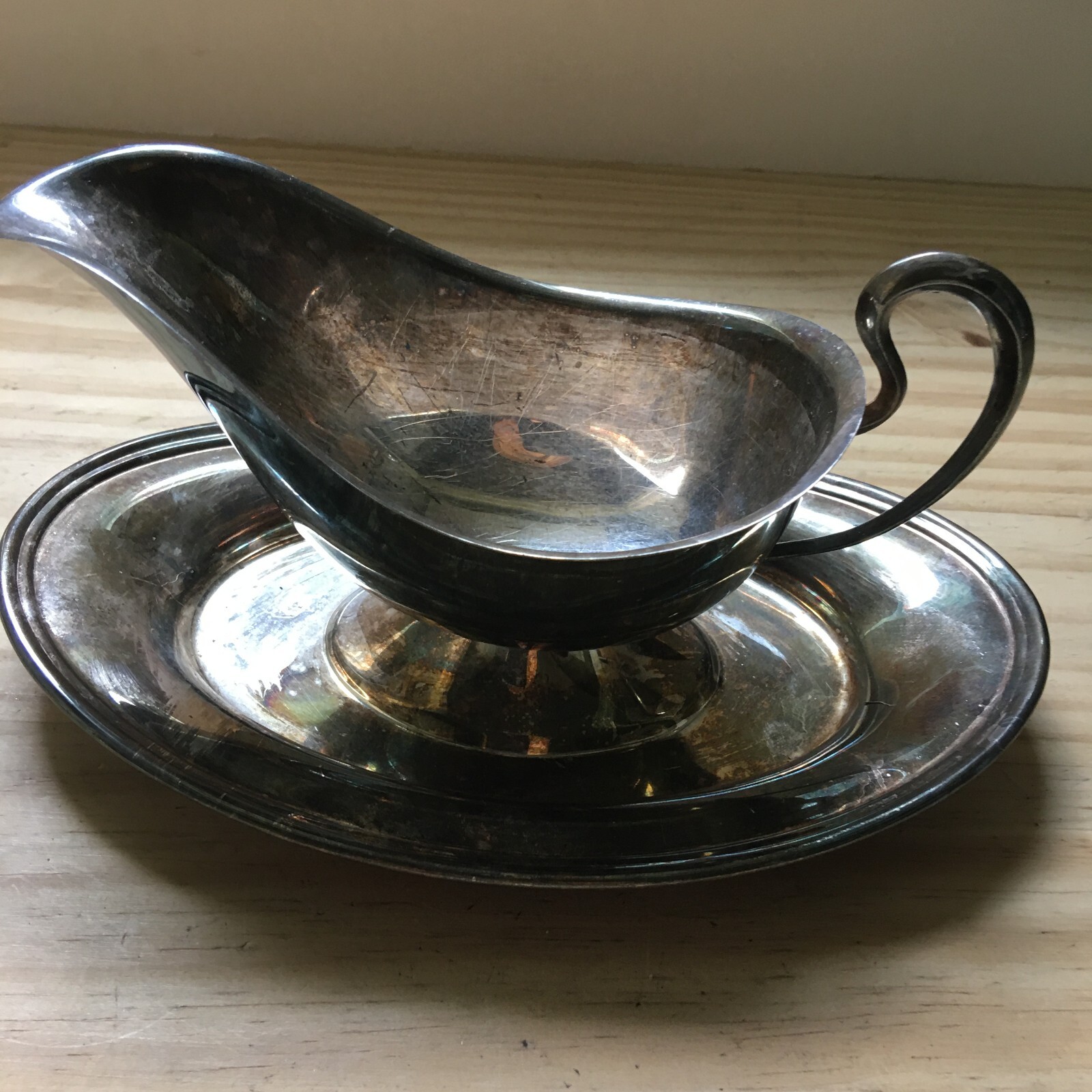 Vintage 1960s Silver plate Gravy/Sauce Boat w/ attached Tray 9\