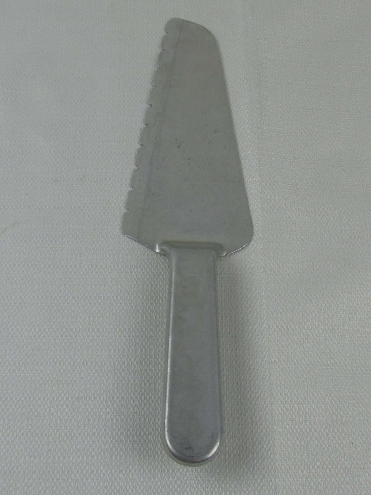 VINTAGE ALUMINUM CAKE SERVER MCM. SERRATED EDGE FOR SLICING.