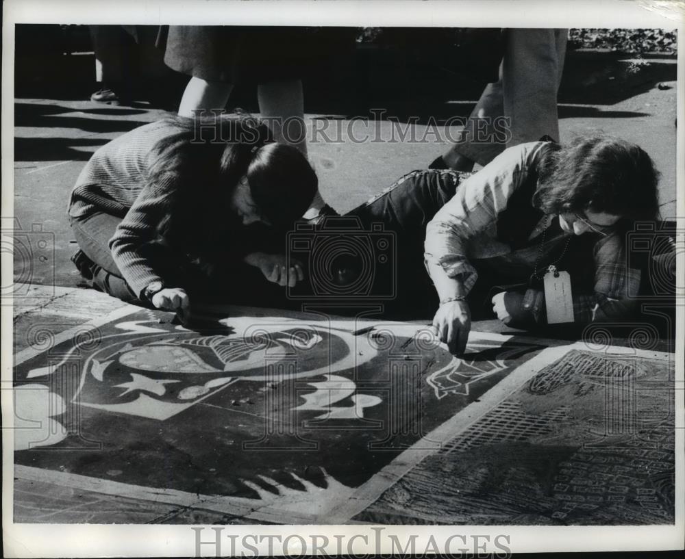 1969 Press Photo New York Man and woman work on drawing in Central Park