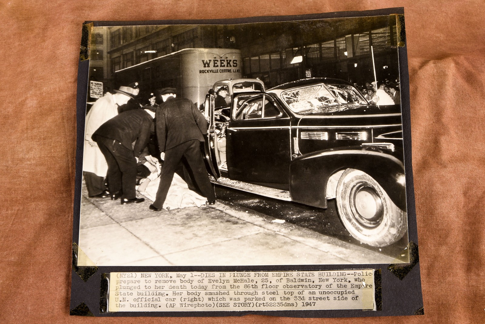 Evelyn McHale Empire State Building Suicide Scene Photo 1947 AP Wirephoto V37