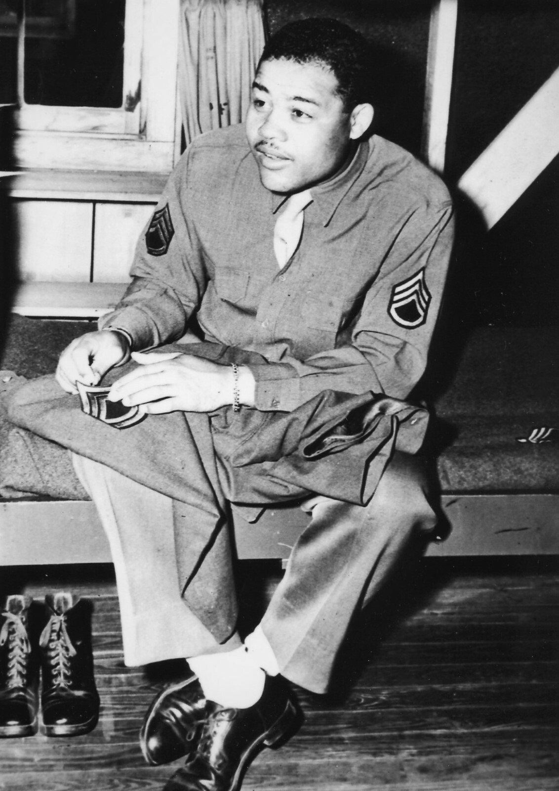 RARE STILL JOE LOUIS PLACING HIS E 6 SERGEANT STRIPES ON HIS UNIFORM