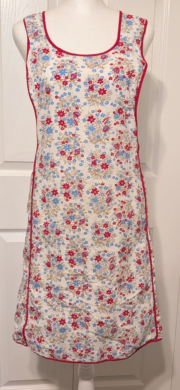Vintage Full Bib Apron W/ Pockets Red Blue Floral Grannycore Cottagecore Vintage Full Bib Apron W/ Pockets Red Blue Floral Grannycore Cottagecore