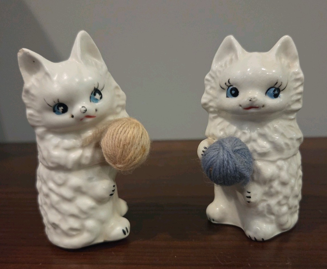 Enesco Vintage White Cat Salt And Pepper Shakers Holding Yarn Ball Japan