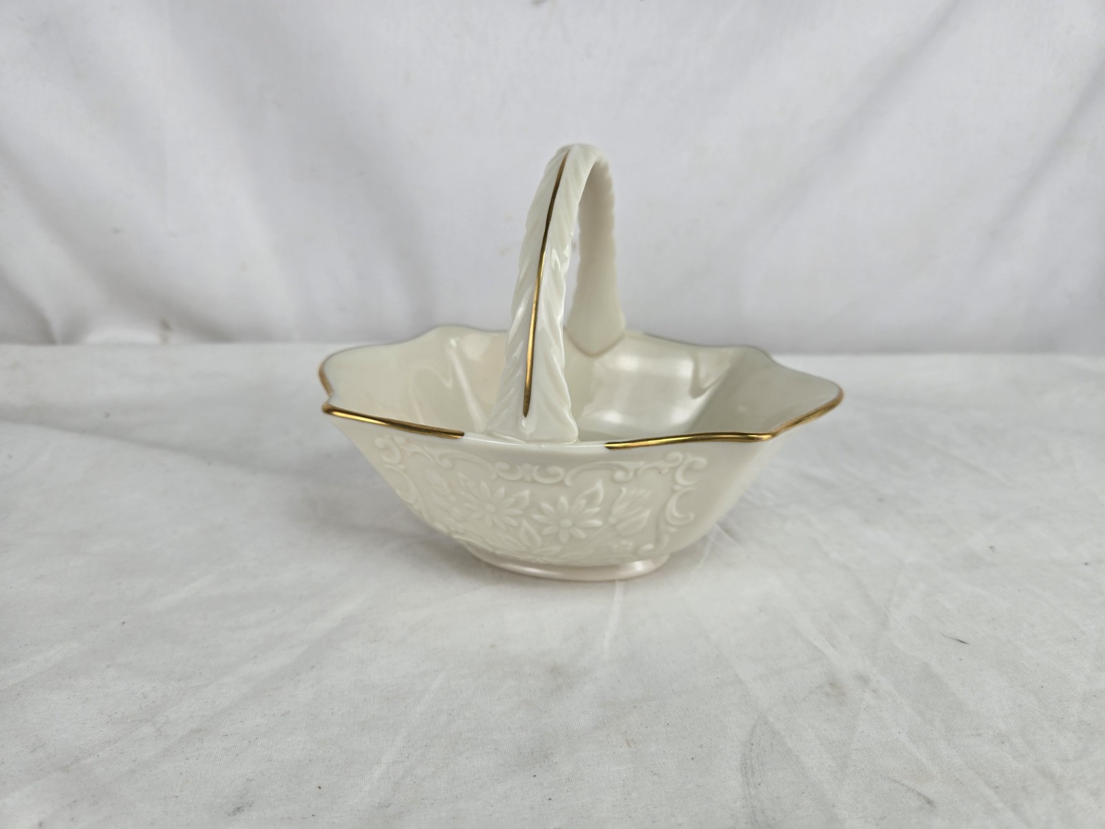 Lenox San Souci Ivory Basket 24 K Gold Trim Raised Daisy Floral Trinket Dish Lenox San Souci Ivory Basket 24 K Gold Trim Raised Daisy Floral Trinket Dish