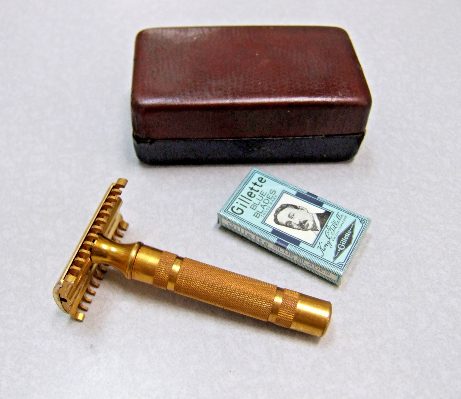Gillette 1934 Red Black Thick Bar Handle Long comb DE Safety Razor Set in Case