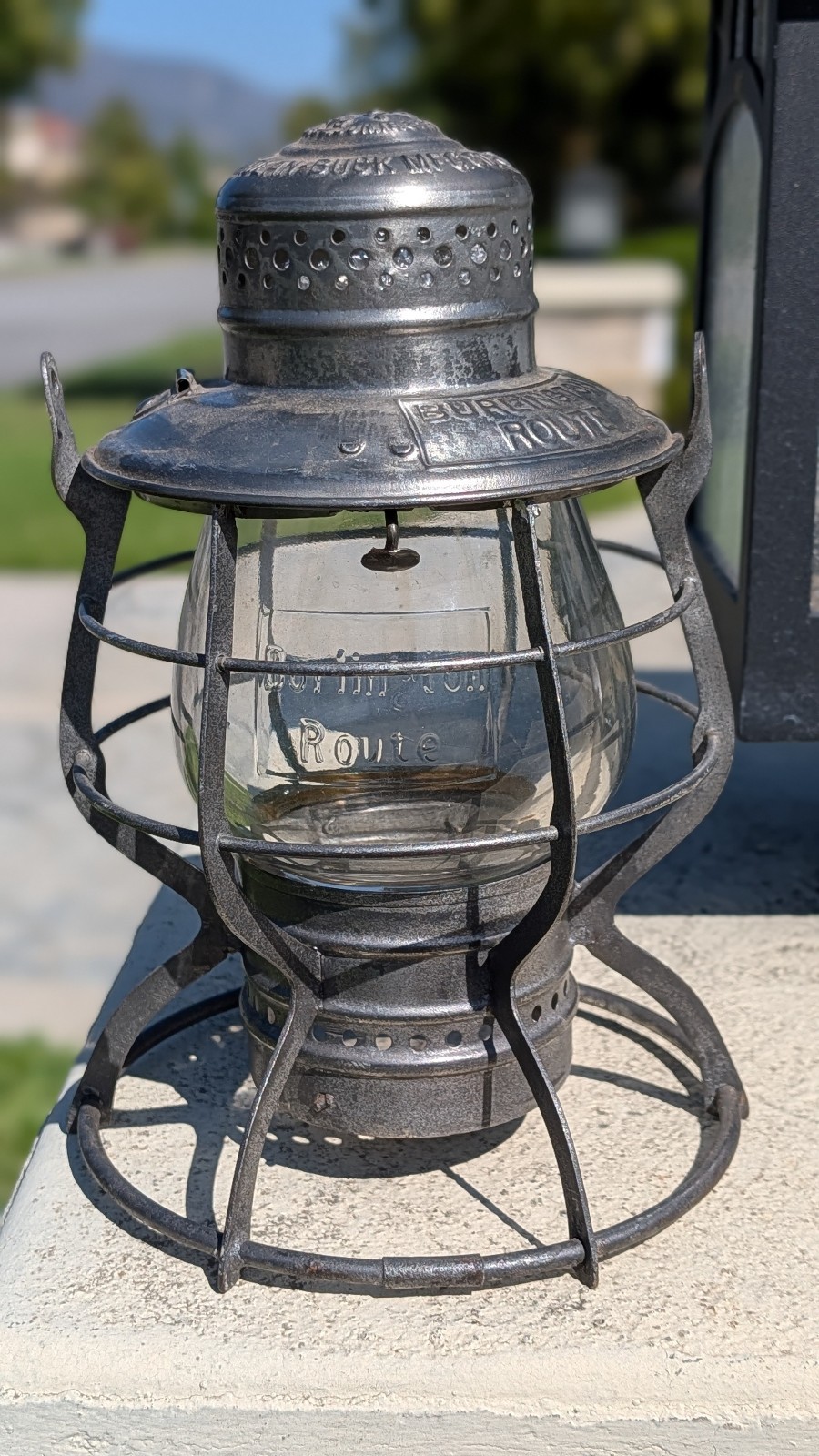 BURLINGTON ROUTE HANDLAN BUCK TWIST OFF RAILROAD LANTERN CAST X-BASE LOGO GLOBE