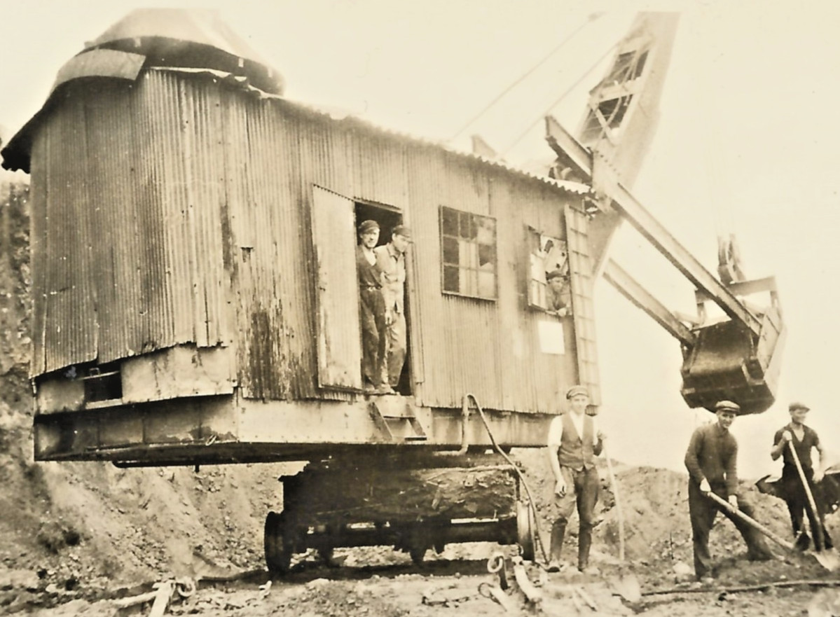 Original photo, old excavator rope excavator steam excavator bucket excavator on rails, around 1938