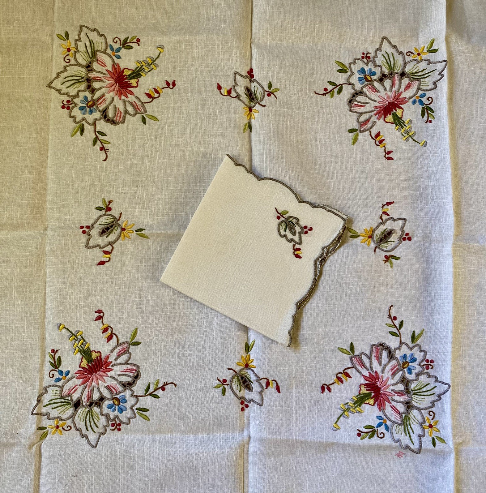 Vintage Embroidered Linen Tablecloth  with Four Matching Napkins Floral Design