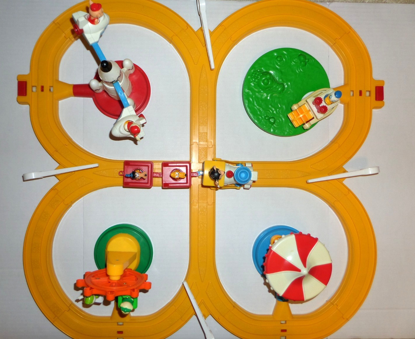 Vintage 1986 Playmates Disneyland Train Amusement Park Playset Complete READ