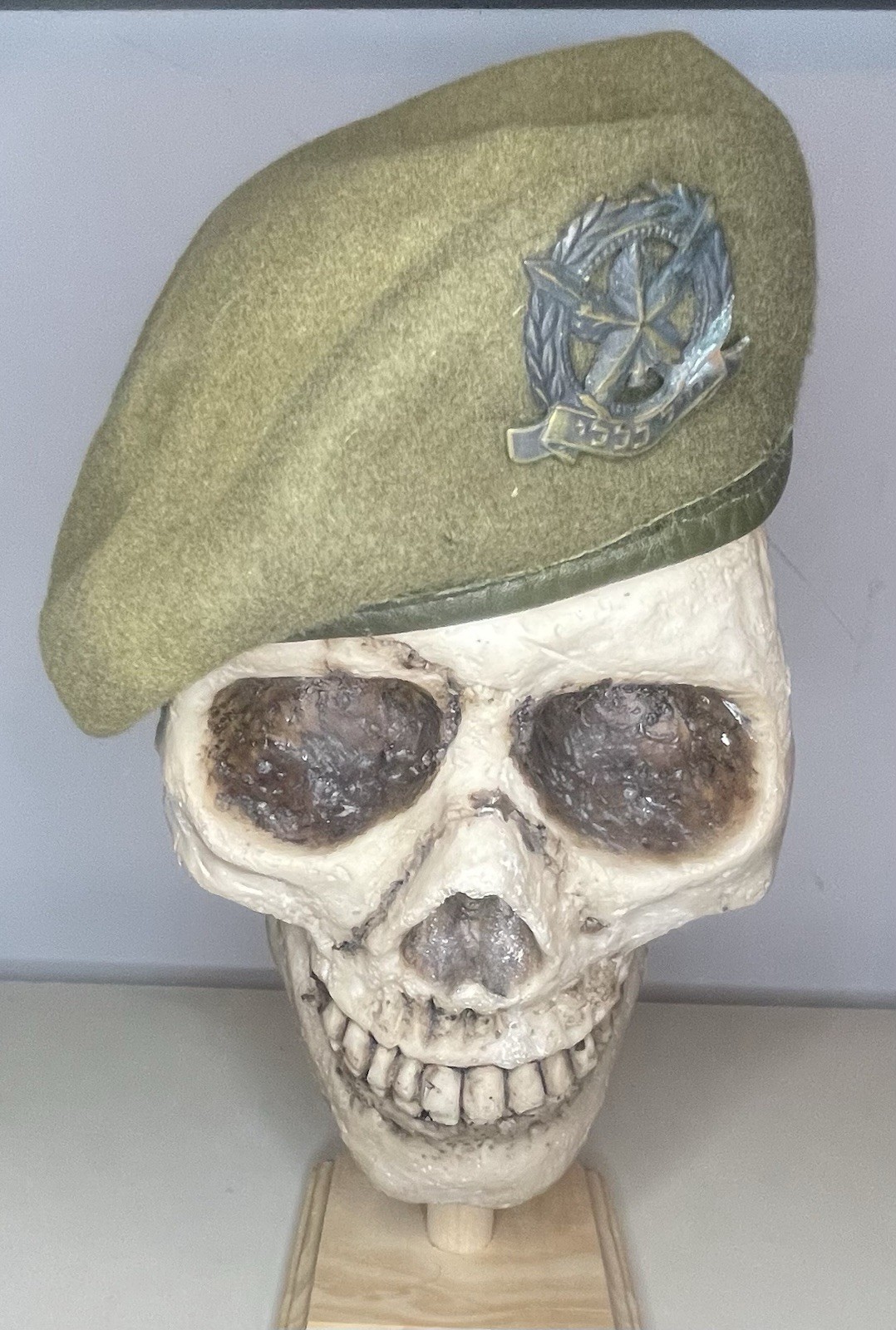 Vintage Israeli IDF General Corps Heil Klali Olive Wool Beret w/ Metal Badge