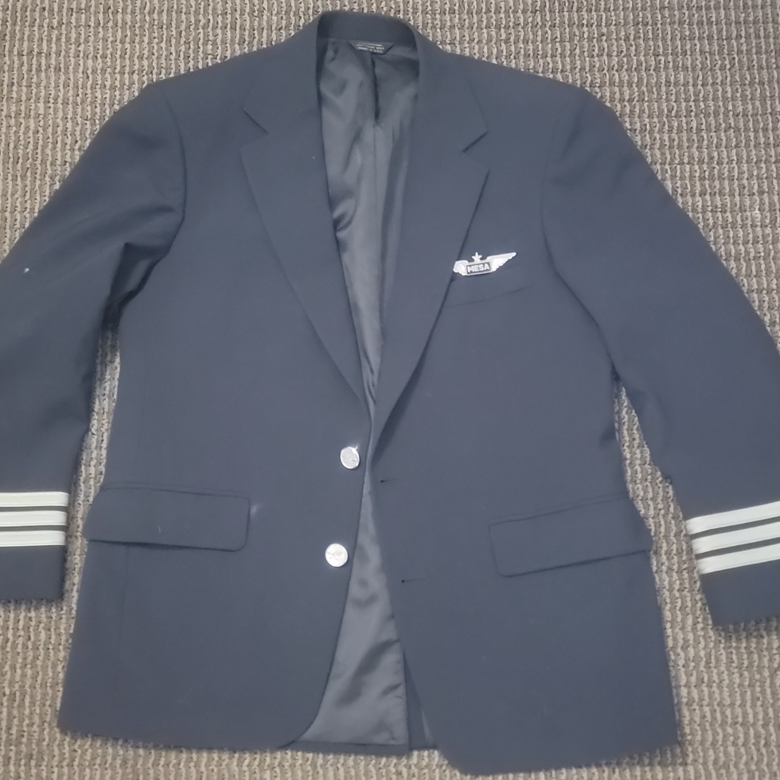 Mesa Airlines Pilot Jacket with Wings Official Pin Badge Excellent Condition