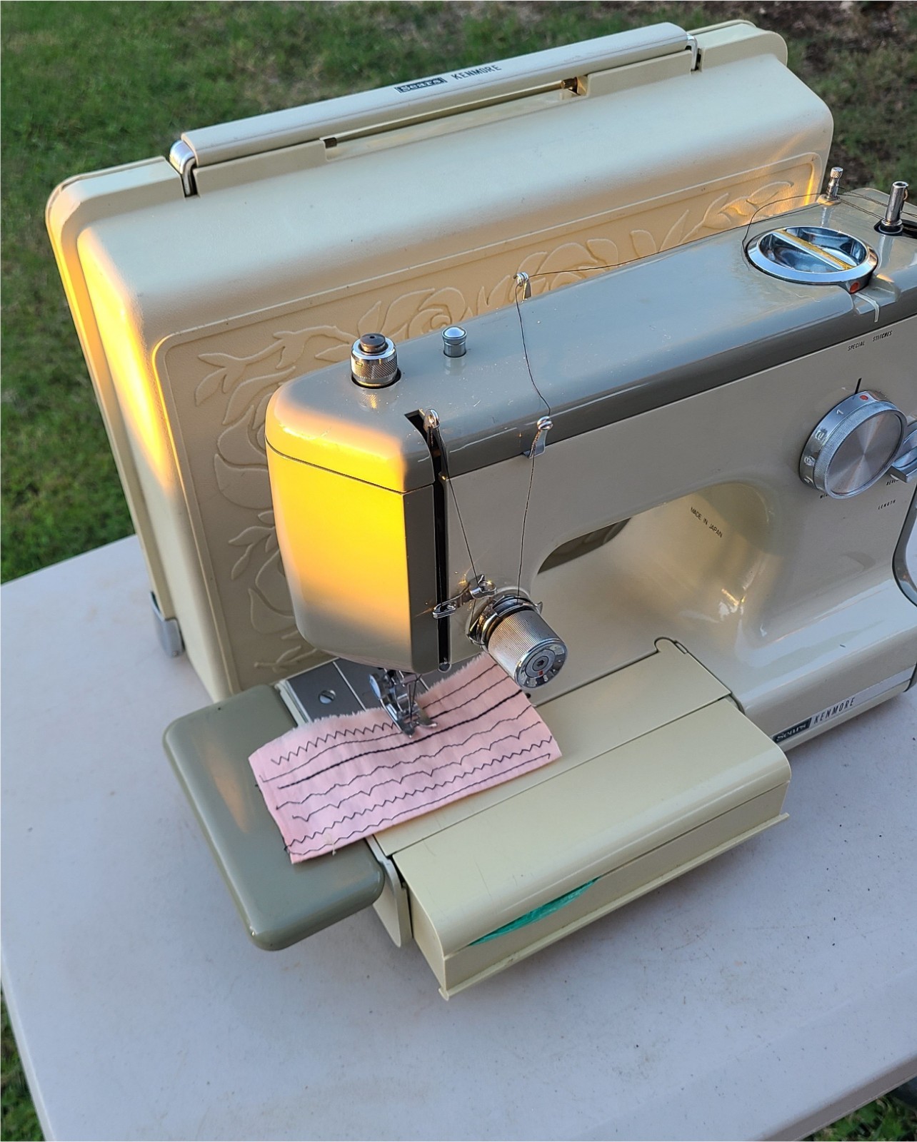 COLLECTABLE VINTAGE SEARS KENMORE 158.10402 SEWING MACHINE W/CASE (3)