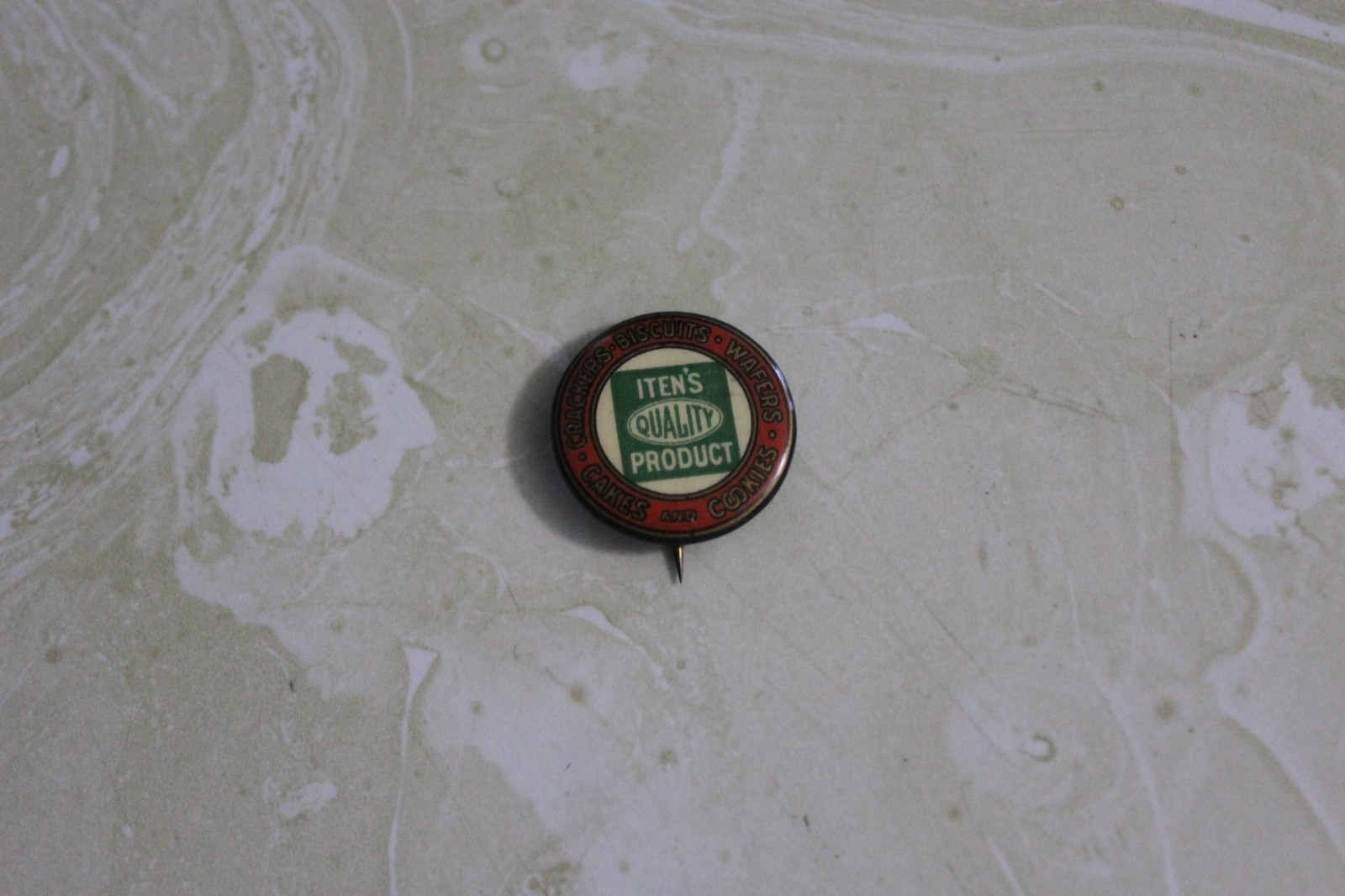 VINTAGE PIN BACK FROM ITEN'S QUALITY PRODUCTS CRACKERS, BISCUITS, CAKES, COOKIES