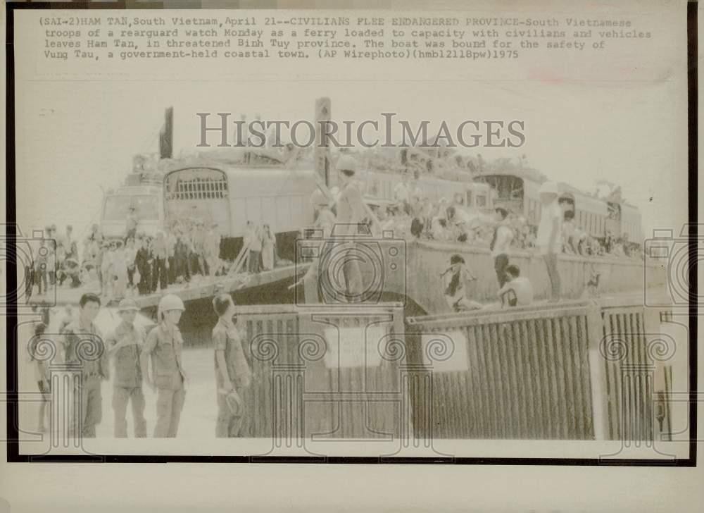 1975 Press Photo South Vietnamese troops watch ferry leaving Binh Tuy province. 1975 Press Photo South Vietnamese troops watch ferry leaving Binh Tuy province.