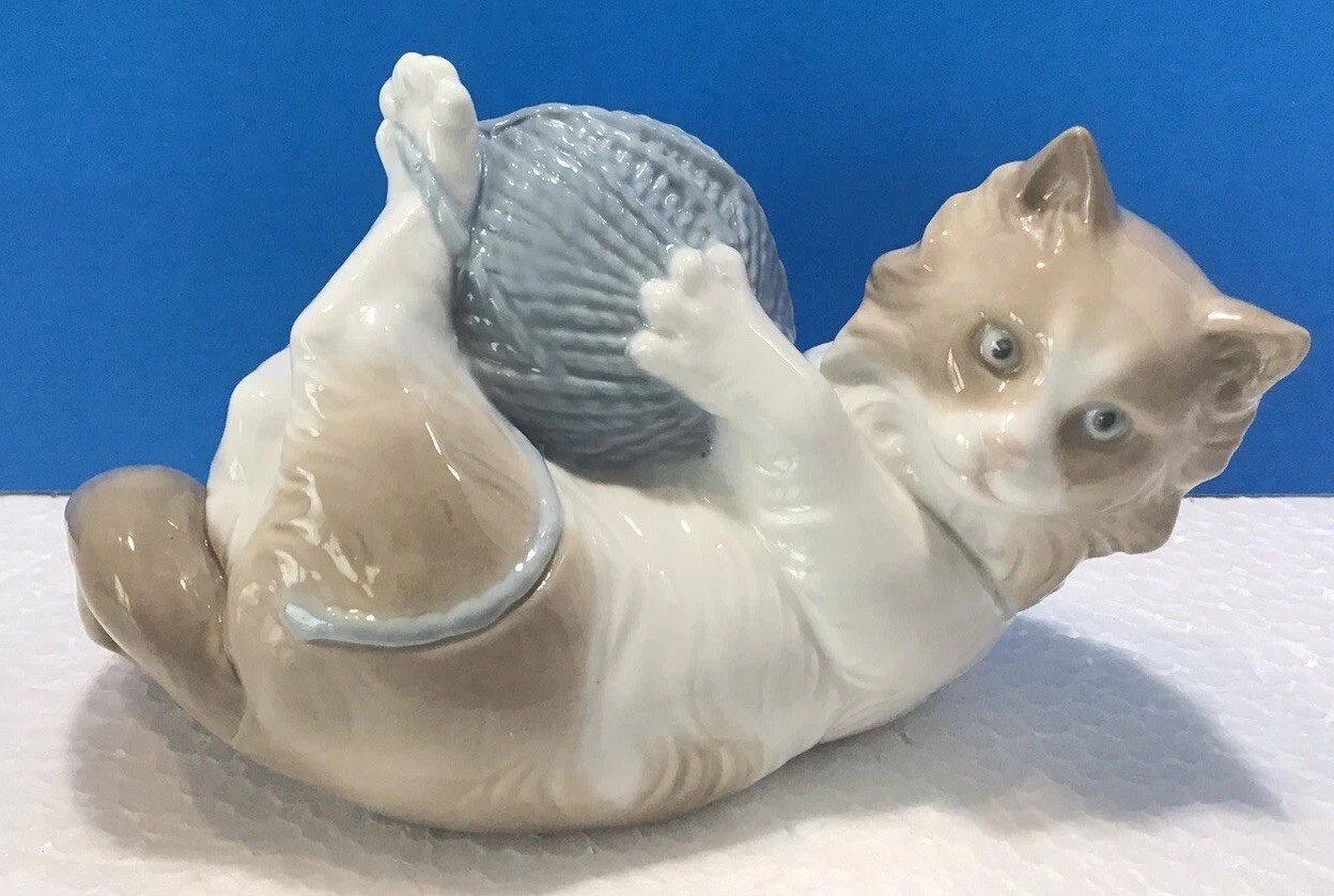 Vintage Llardo Spain Porcelain Kitten With Yarn Ball Figurine - 1978