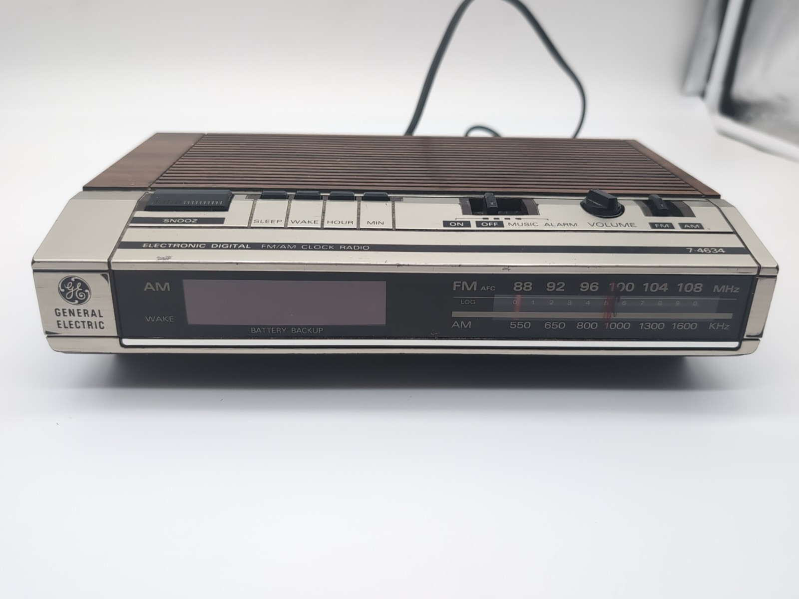 Vintage GE FM/AM Electronic Digital Clock Radio Model 7-4634