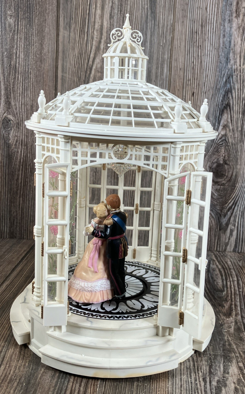 Enesco The Cotillion 1986 Gazebo Dancing Couple Music Box Vintage Rare VIDEO