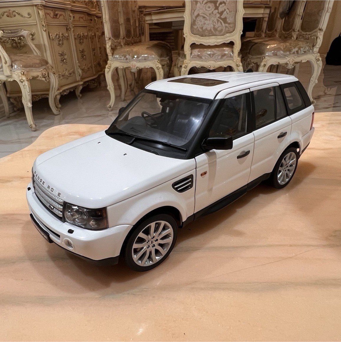 AUTOart Range Rover Sport 1:18 Diecast Model SUV White Opening Doors Hood AUTOart Range Rover Sport 1:18 Diecast Model SUV White Opening Doors Hood