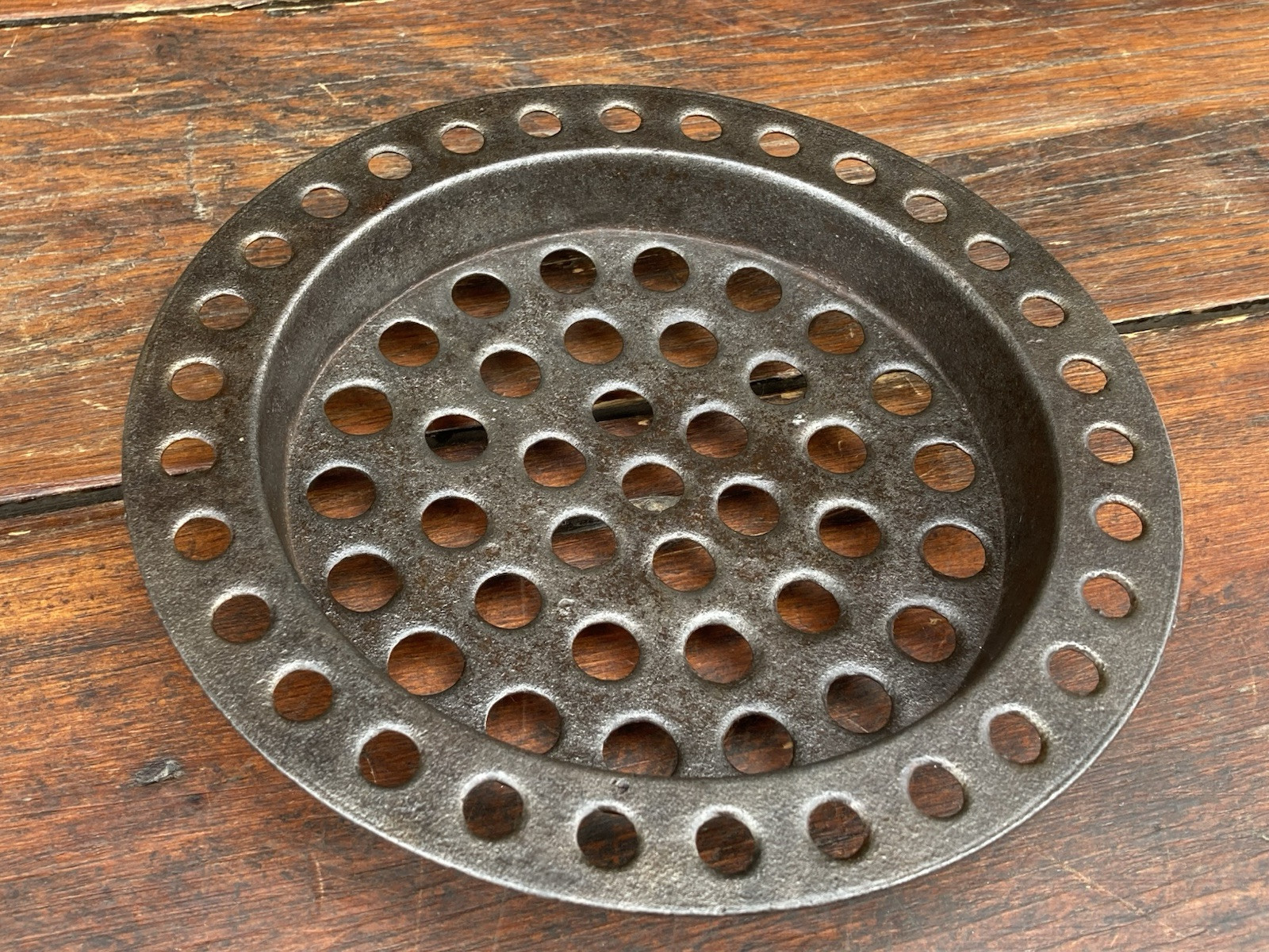 Gate Marked Eccentric Pot/Kettle Trivet