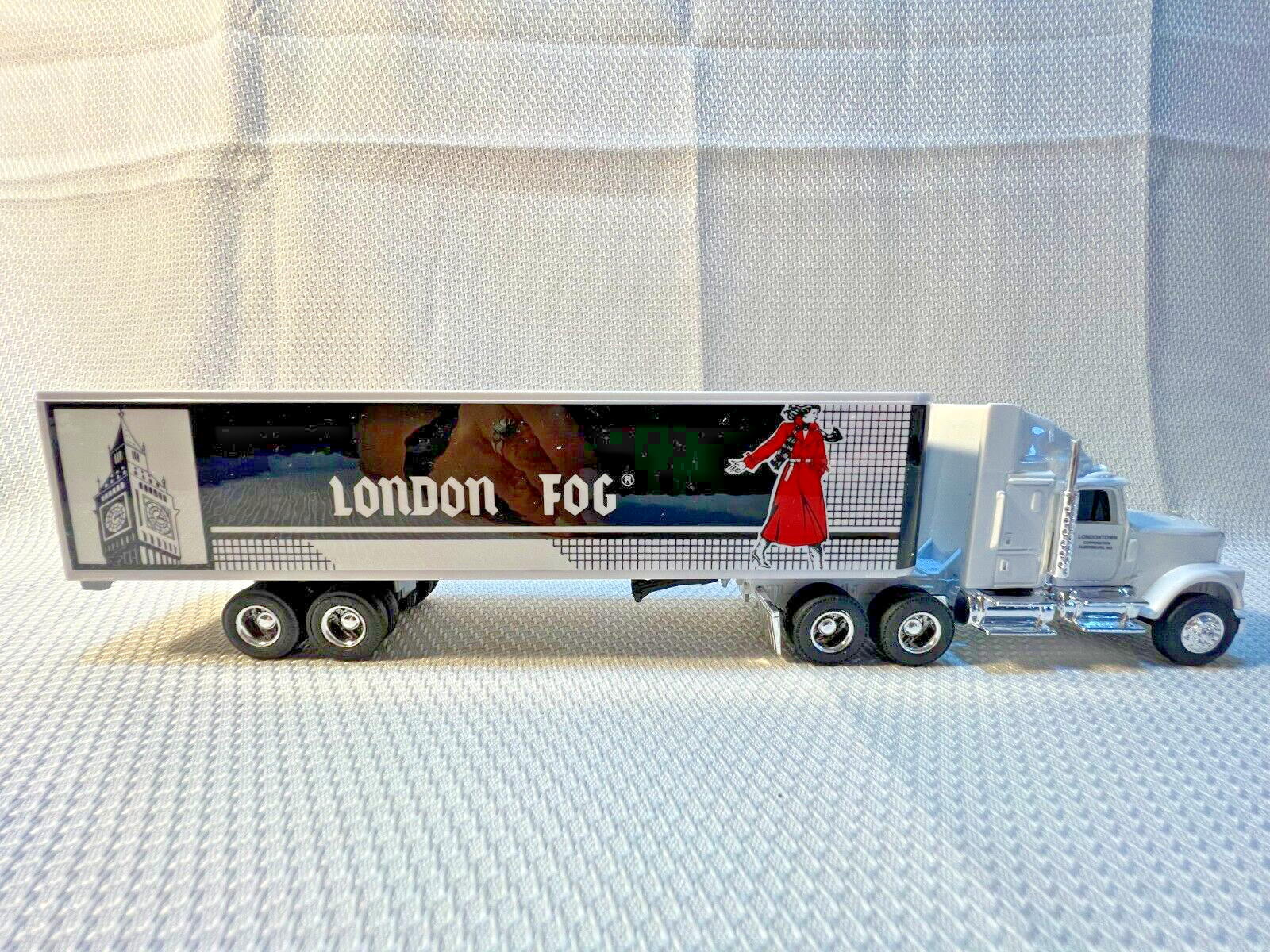 ERTL London Fog #9648 18 Wheeler Die Cast 1:64 Tractor Trailer BRAND NEW