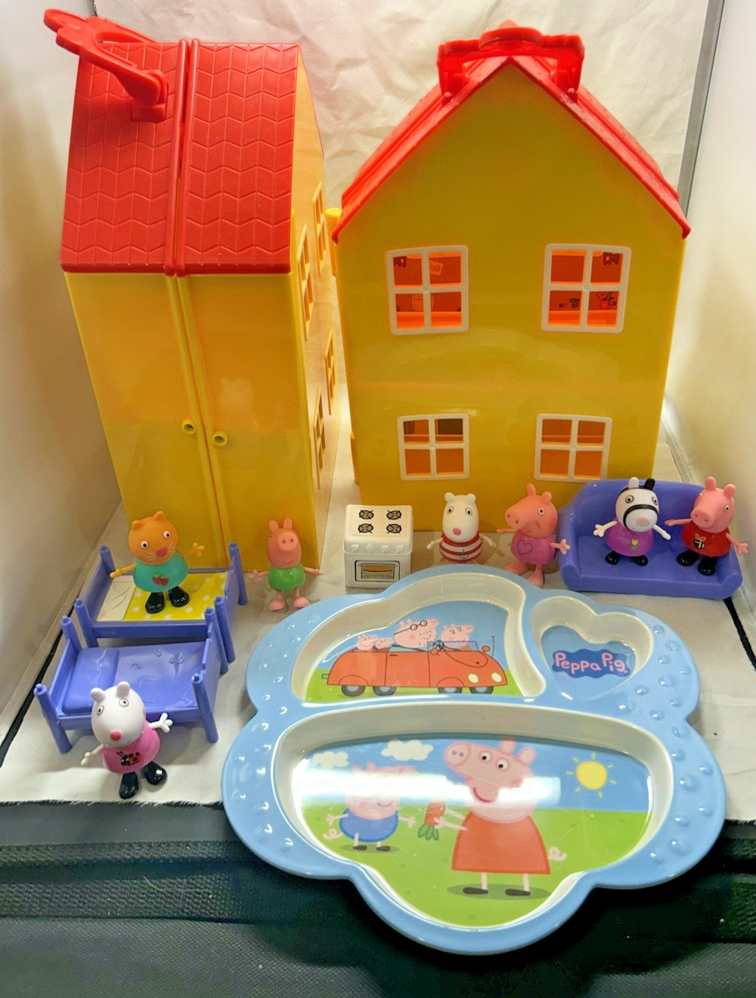 Jazwares Peppa Pig Deluxe Houses Set of 2 with 11 Accessories and Melamine Plate