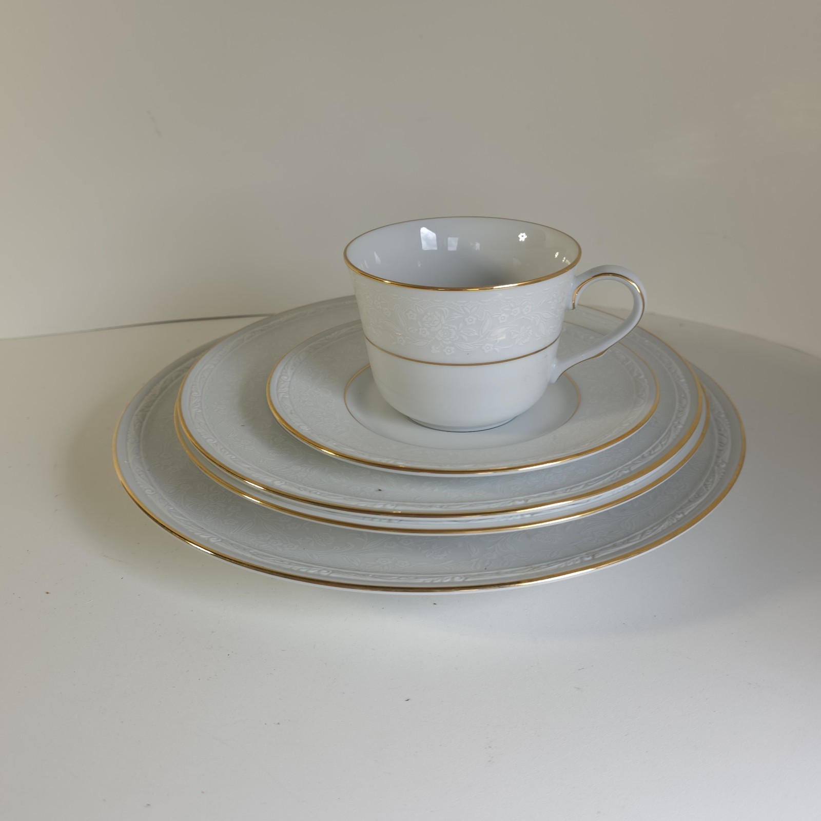 Noritake White Scapes WHITECLIFF 7123 Gold Rim 5 Piece Place Setting Fine China Noritake White Scapes WHITECLIFF 7123 Gold Rim 5 Piece Place Setting Fine China