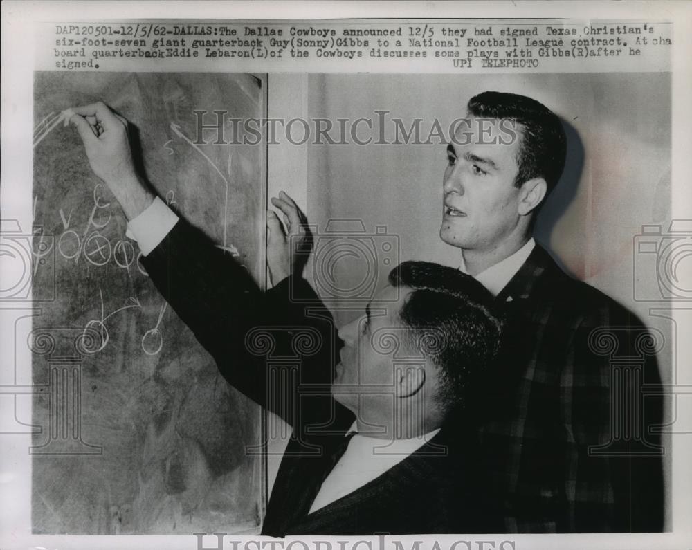 1962 Press Photo Eddie Lebaron and Guy Gibbs discuss football plays in Dallas